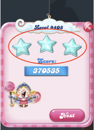 Tela após completar um nível, mostrando 3 estrelas de açúcar e Tiffi, a personagem de Candy Crush, comemorando este resultado. As estrelas de açúcar são azuladas e brancas